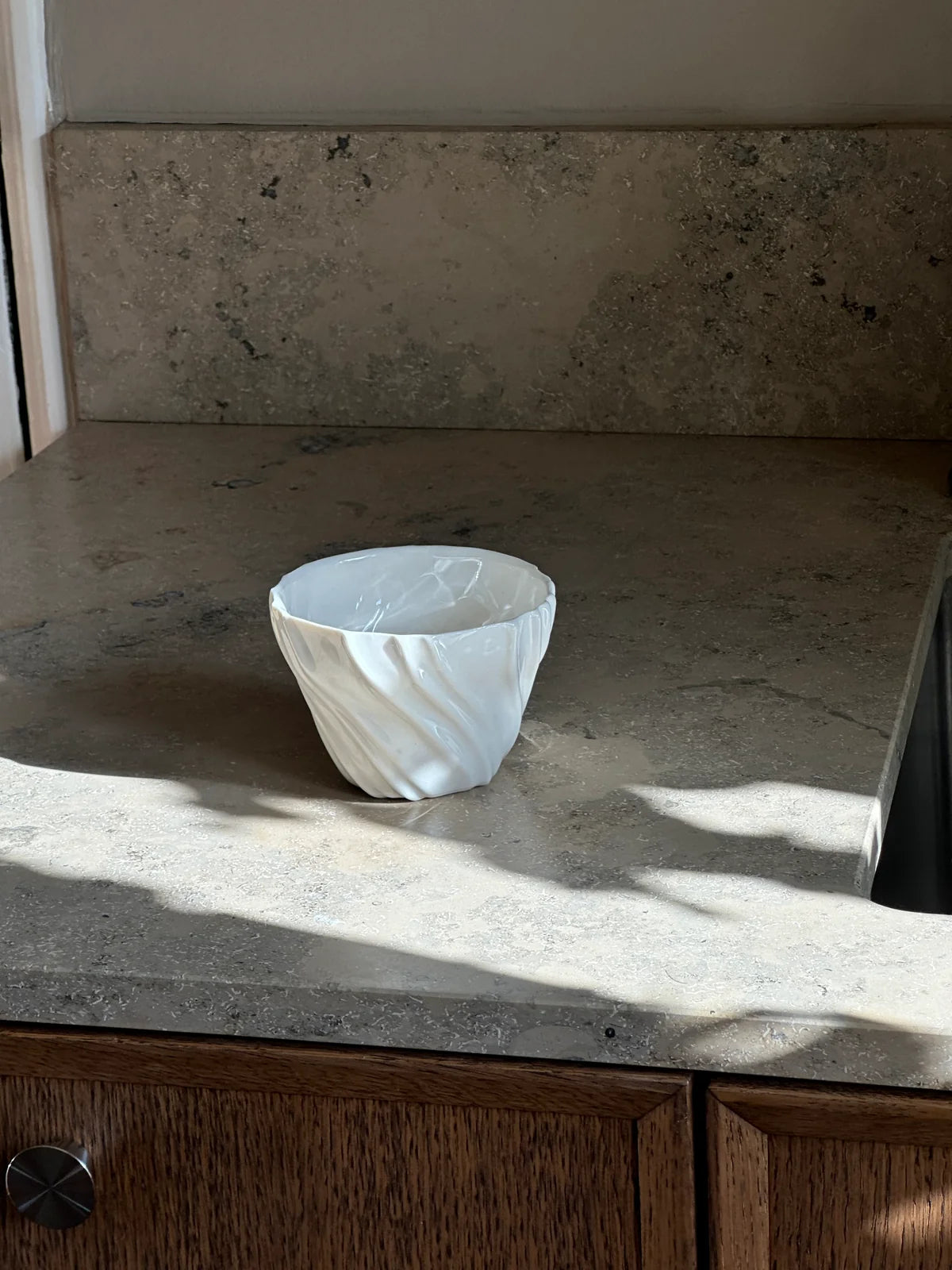 Tidevands kop fra Atelier Marée i hvidt porcelæn, 240 ml og håndlavet i Aarhus – køb hos butikalrum.dk.