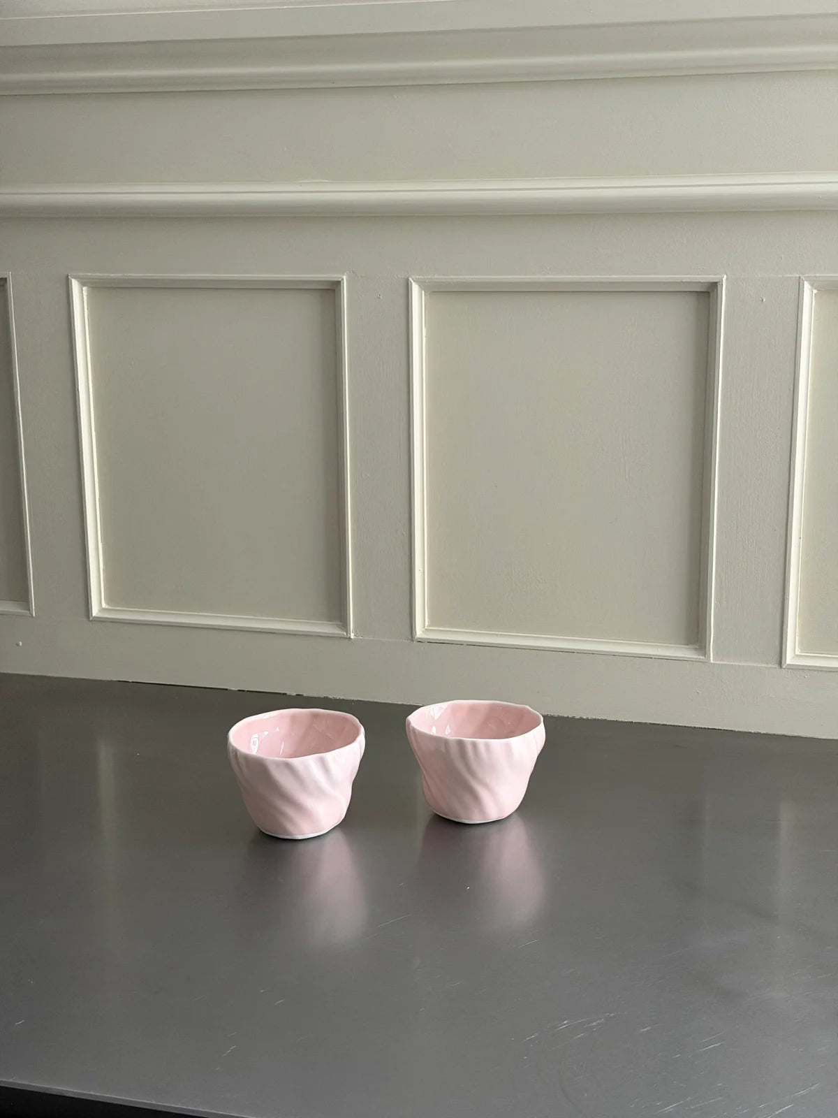 Håndlavet Tidevandskop i Rosa fra Aarhus, 240 ml, med bølget overflade i hvidt porcelænsler – køb hos butikalrum.dk.