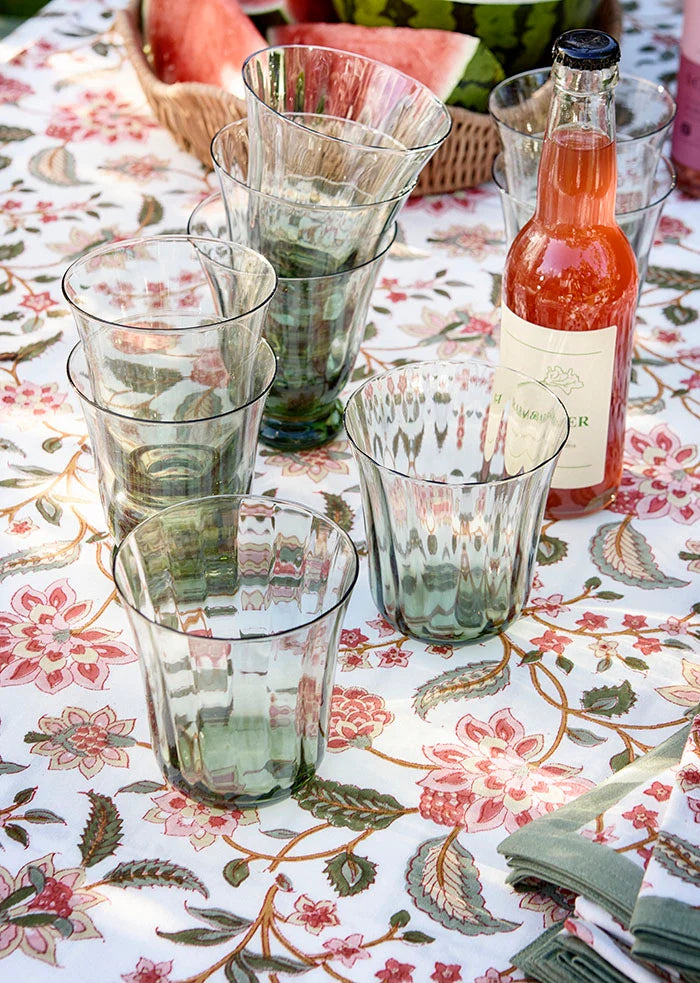 Water Glass Nora Sage fra Bungalow, sæt med 2 mund- og formblæste grønne glas på 33 cl med smukke refleksioner – køb hos butikalrum.dk.