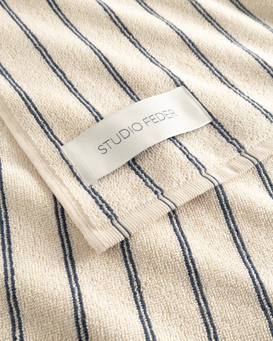 Blødt og absorberende håndklæde i 100% økologisk GOTS-certificeret bomuld, designet med smalle kanter og tæt vævet struktur.