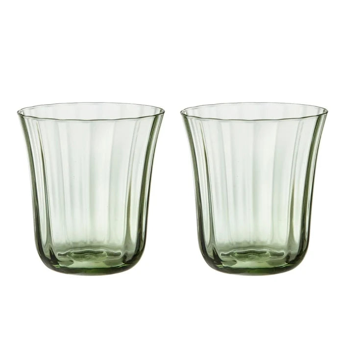Water Glass Nora Sage fra Bungalow, sæt med 2 mund- og formblæste grønne glas på 33 cl med smukke refleksioner – køb hos butikalrum.dk.