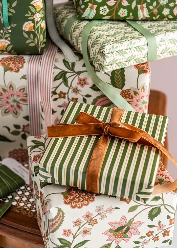Wrapping Paper Anita fra Bungalow i Fern med grønne striber, 10 meter x 70 cm – køb hos butikalrum.dk.