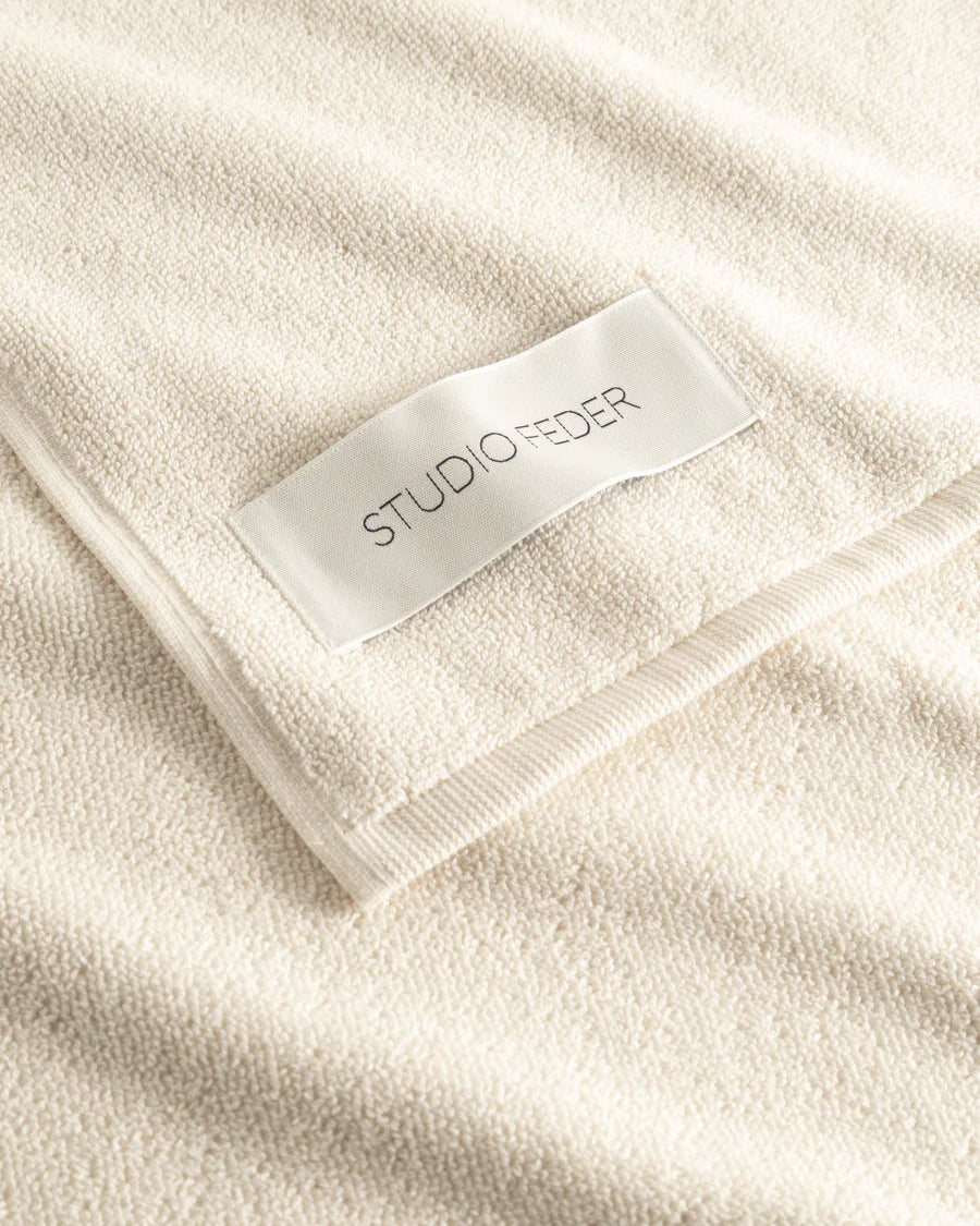 Blødt og absorberende håndklæde i 100% økologisk GOTS-certificeret bomuld, designet med smalle kanter og tæt vævet struktur.