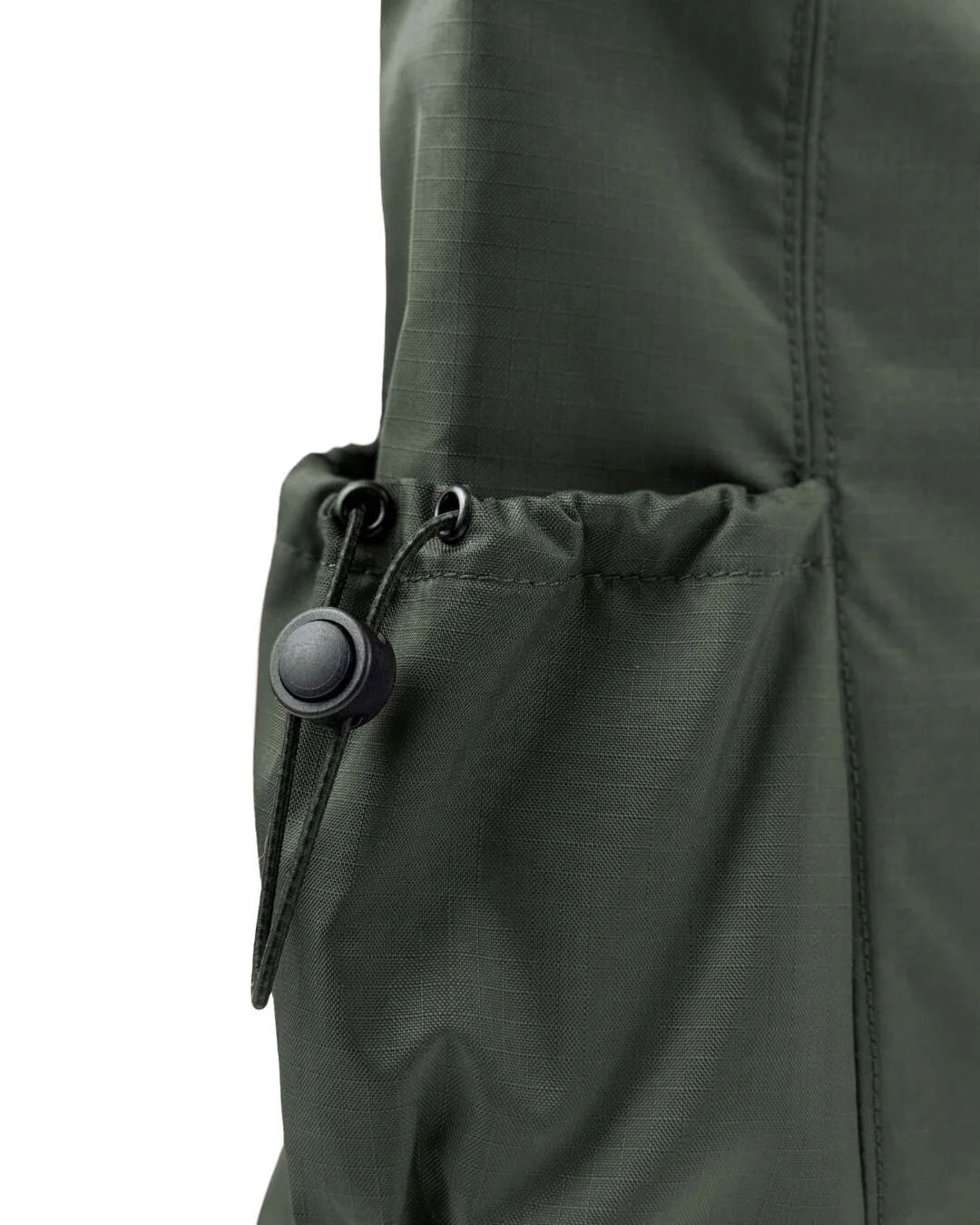 Grøn tote bag taske fra Kintobe i grøn med justerbare rem. Der er en stor lomme foran og et justerbart rum i siden til vandflaske.