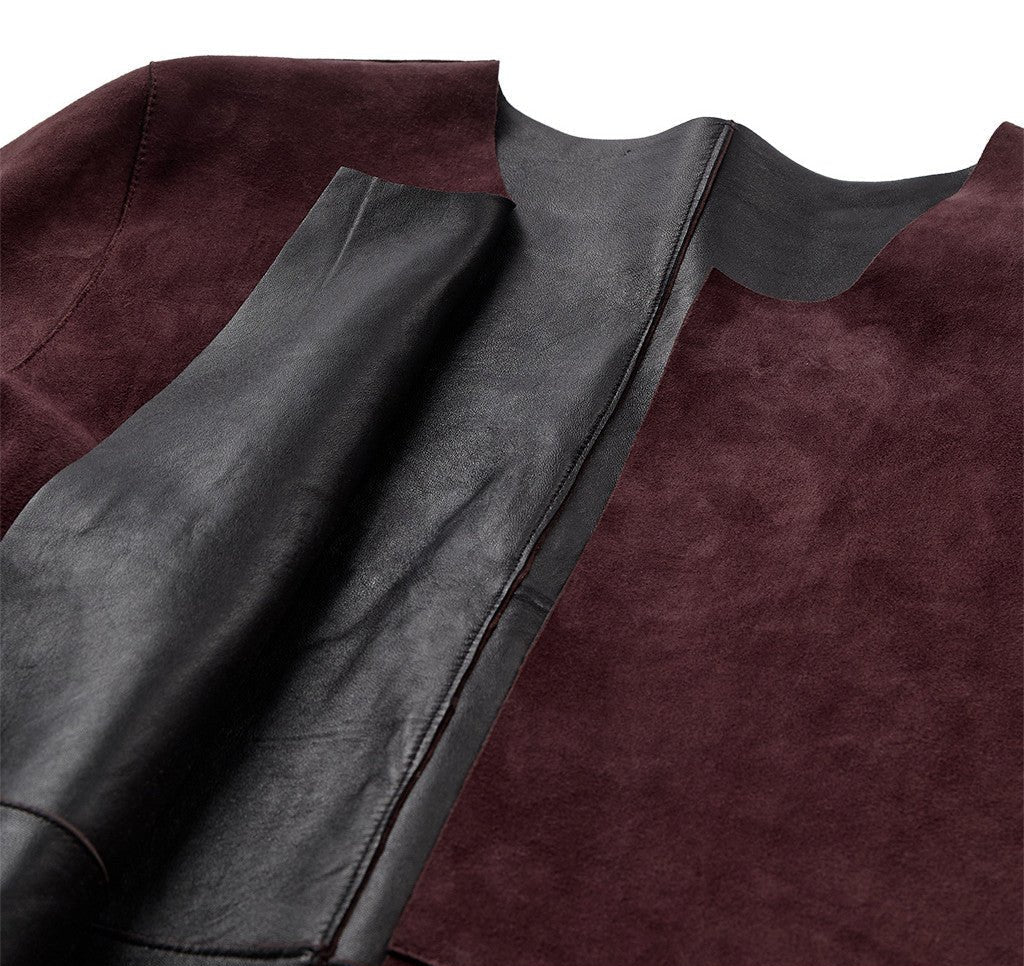 Zita Kort 2in1 Jakke fra Depeche i Deep Plum og Black, vendbar skindjakke i lammeskind og ruskind – køb hos butikalrum.dk.