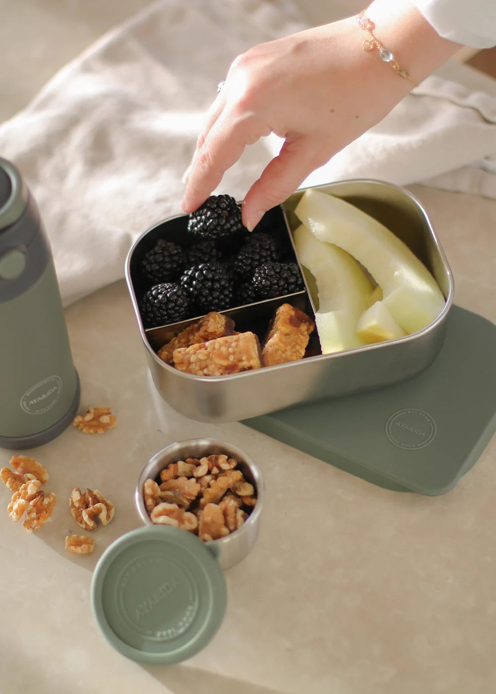 AYA&IDA Lunch Box i Tropical Green 900 ml med tre rum, rustfrit stål og blødt silikone låg – en praktisk og stilren madkasse til børn.