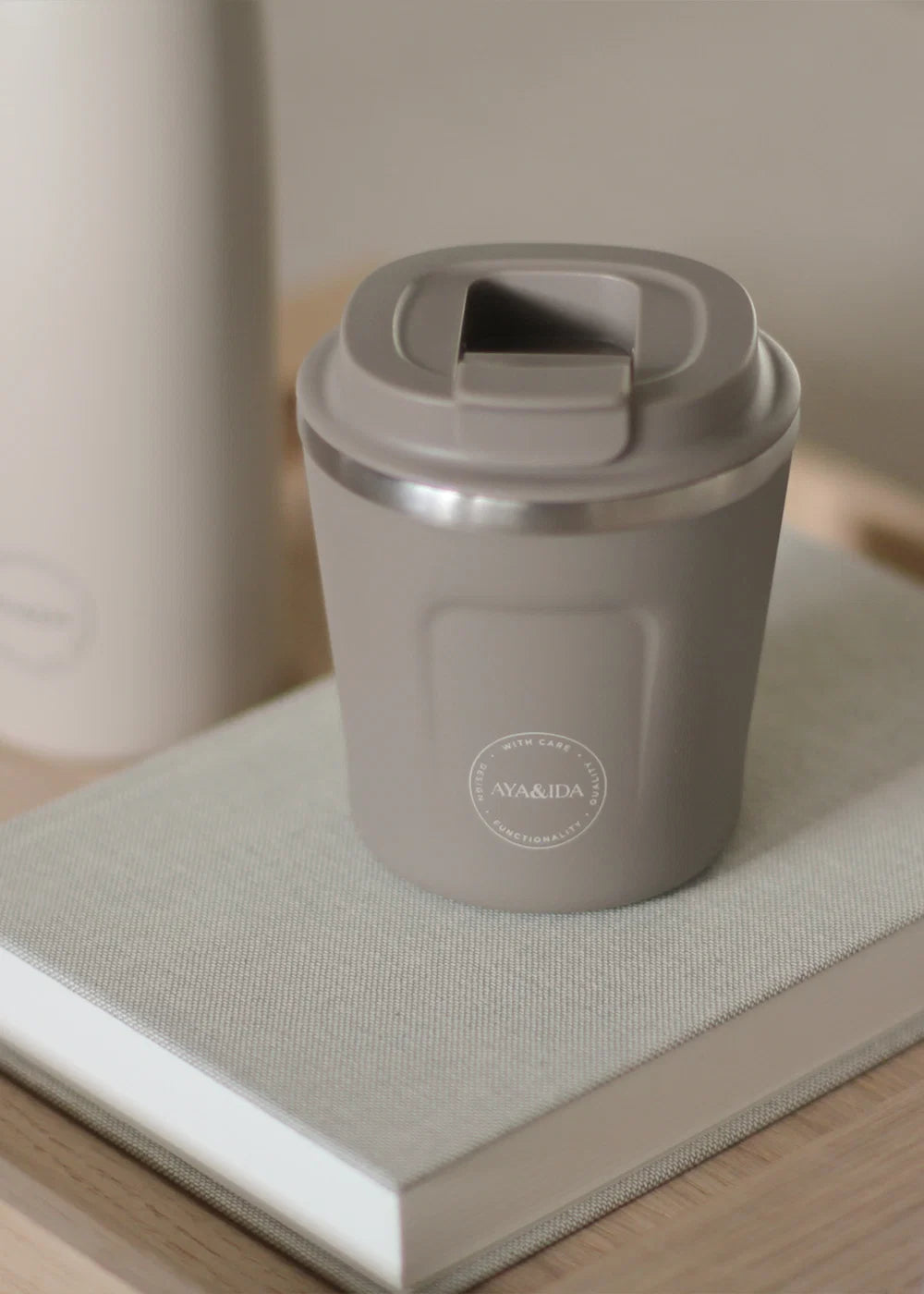 AYA&IDA CUP2GO termokop i Driftwood 240 ml med tætsluttende klik-låg – en stilren og bæredygtig kop til kaffe og te på farten.