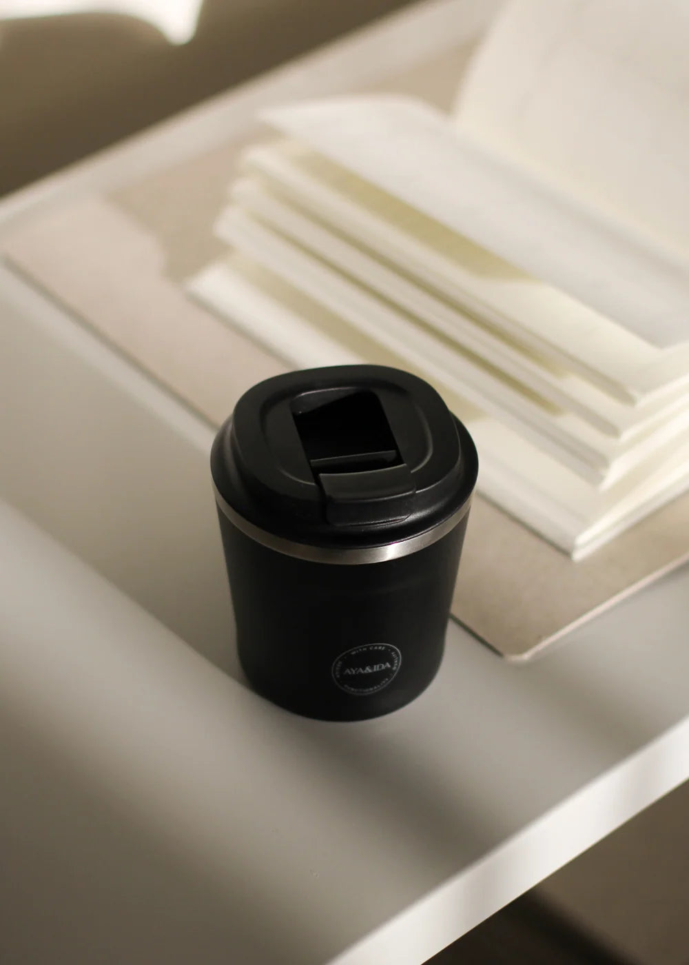 AYA&IDA CUP2GO termokop i sort 240 ml med tætsluttende klik-låg – en stilren og bæredygtig kop til kaffe og te på farten.