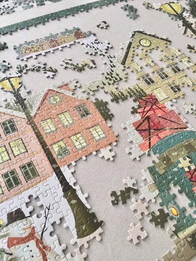 Julepuslespil med 1000 brikker fra Vissevasse – snedækket by, gaver og vinterhygge, sælges hos Butik Alrum på Amager