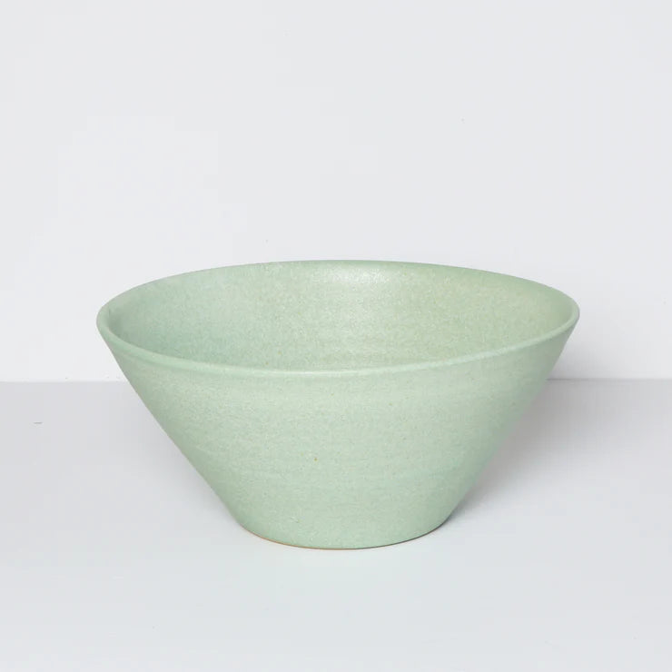 Medium skål i farven Spring Green – håndlavet bornholmsk keramik i frisk, grøn glasur med naturlige variationer.

