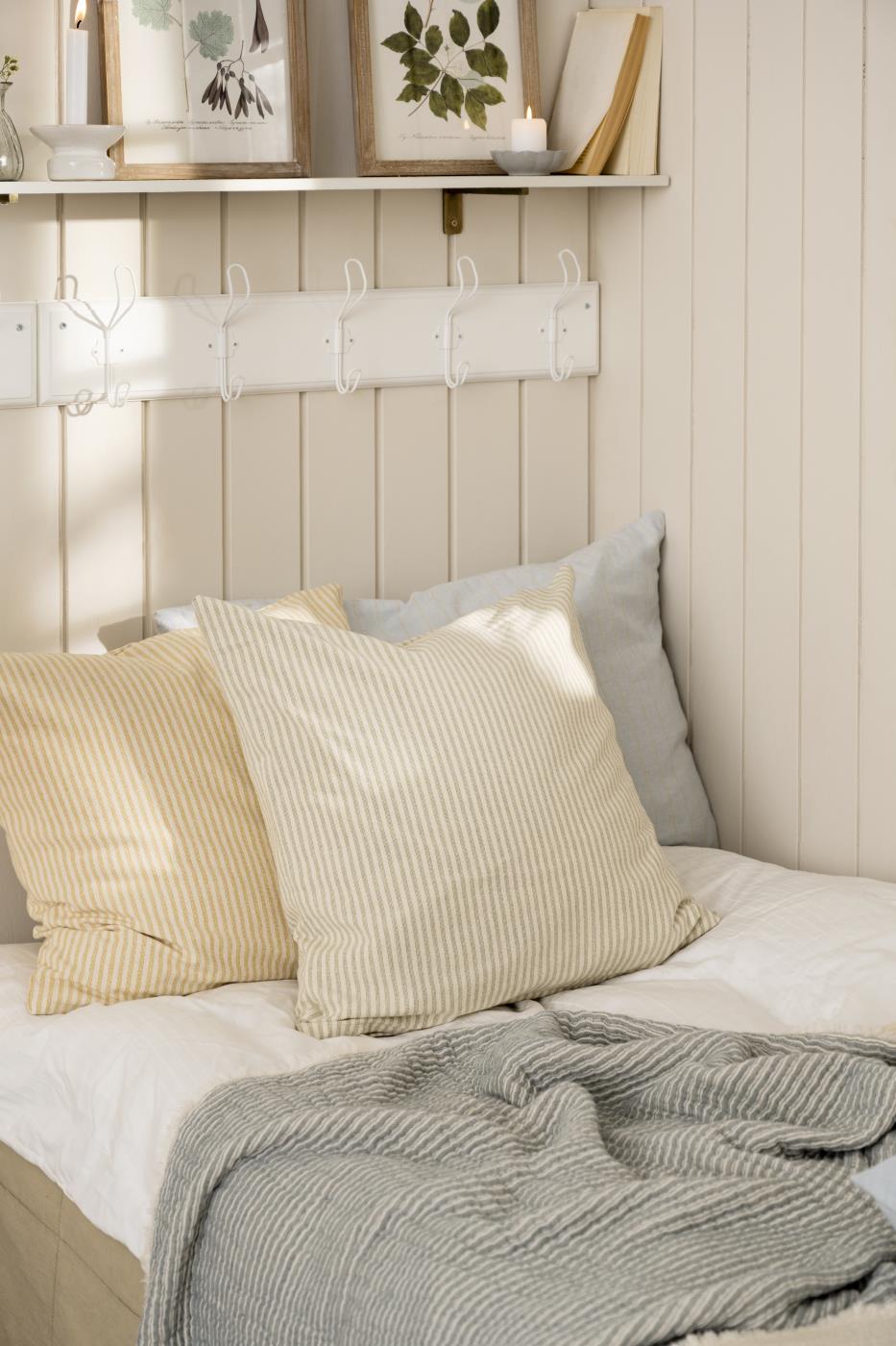 Sengetæppe – enkelt og ribbet i lyseblå/offwhite striber. 150x250 cm