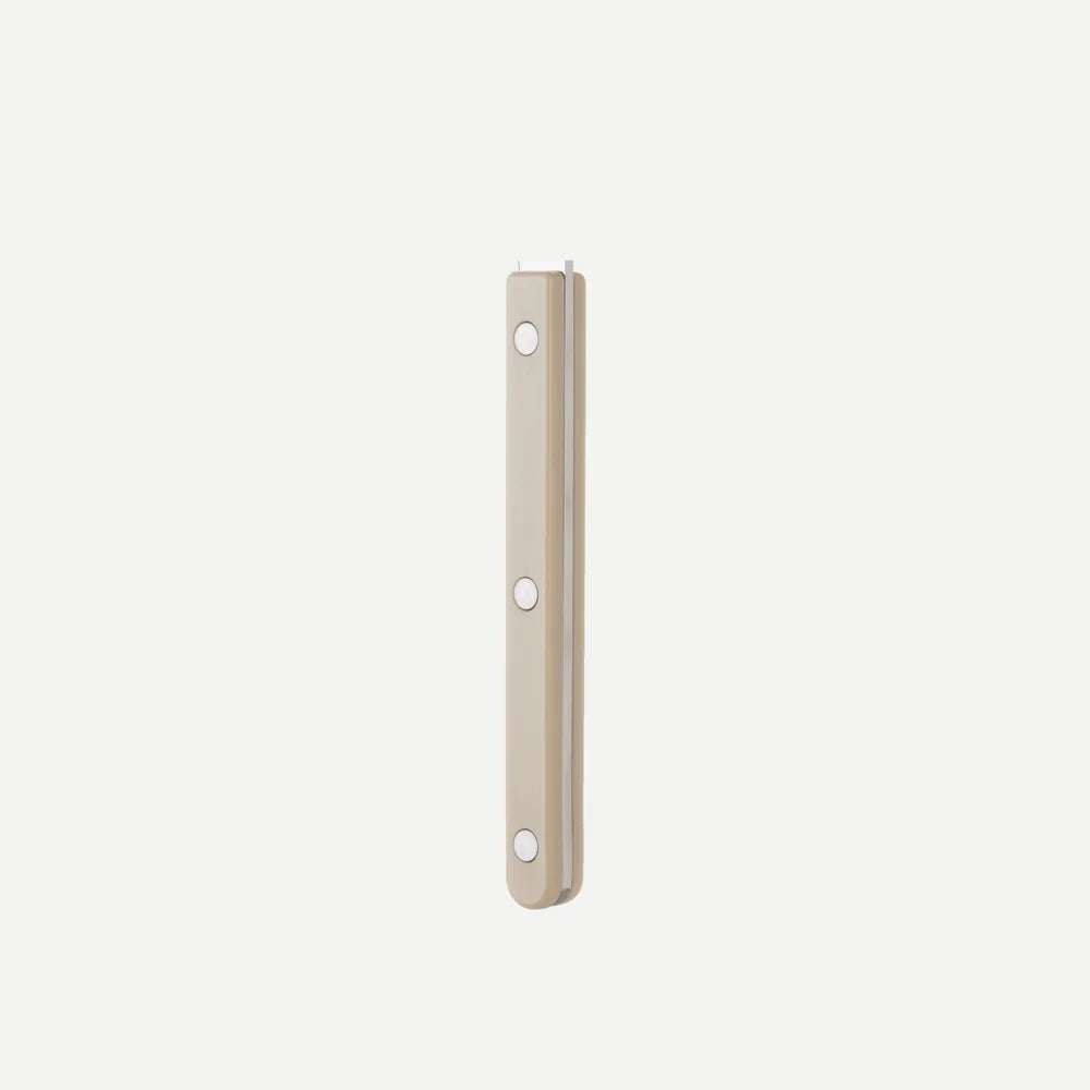 Elegant Sabre Bistrot spiseske med rundt håndtag og blank finish, inspireret af klassisk fransk caféstil.