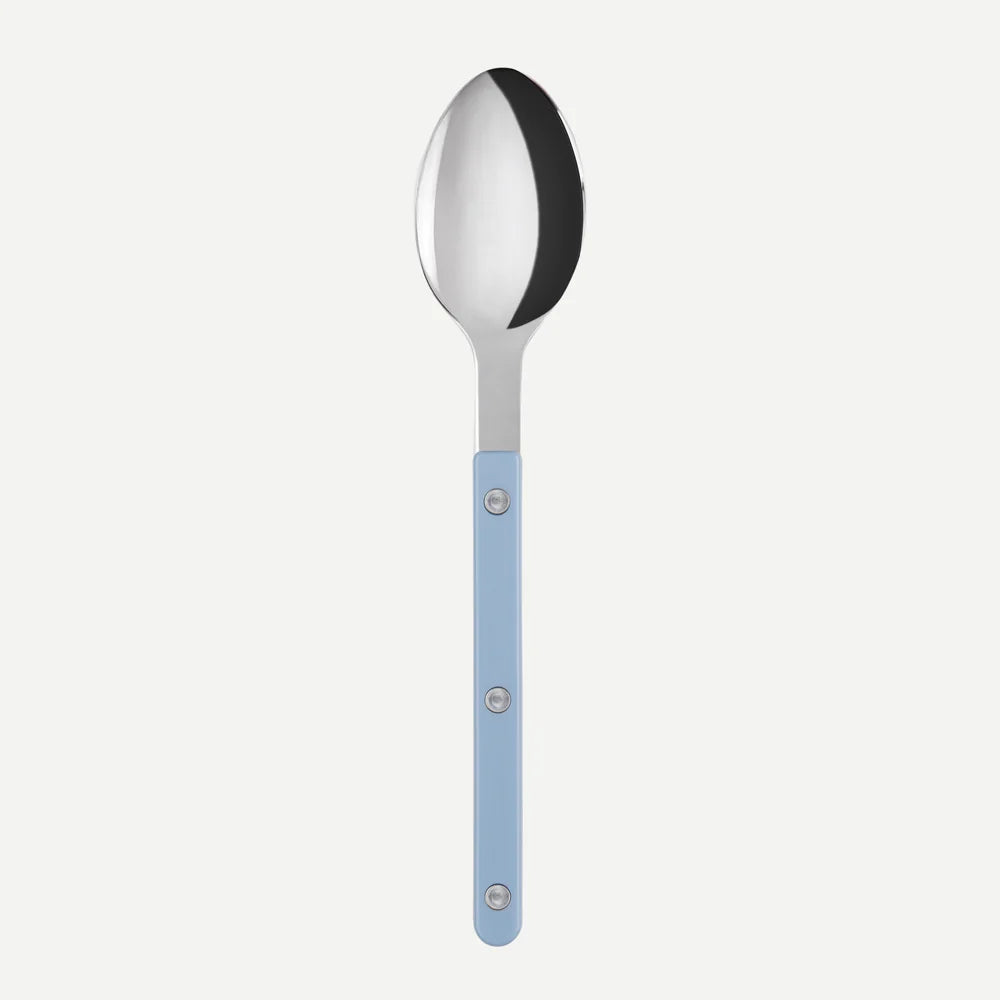 Sabre Bistrot spiseske i pastelblå med synlige nitter og blank finish – inspireret af franske caféer.