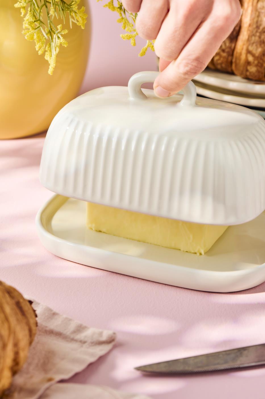 Smørboks i stentøj "Mynte Butter Cream" – lysegrøn og rustik, perfekt til opbevaring af smør. Køb den hos Butikalrum.