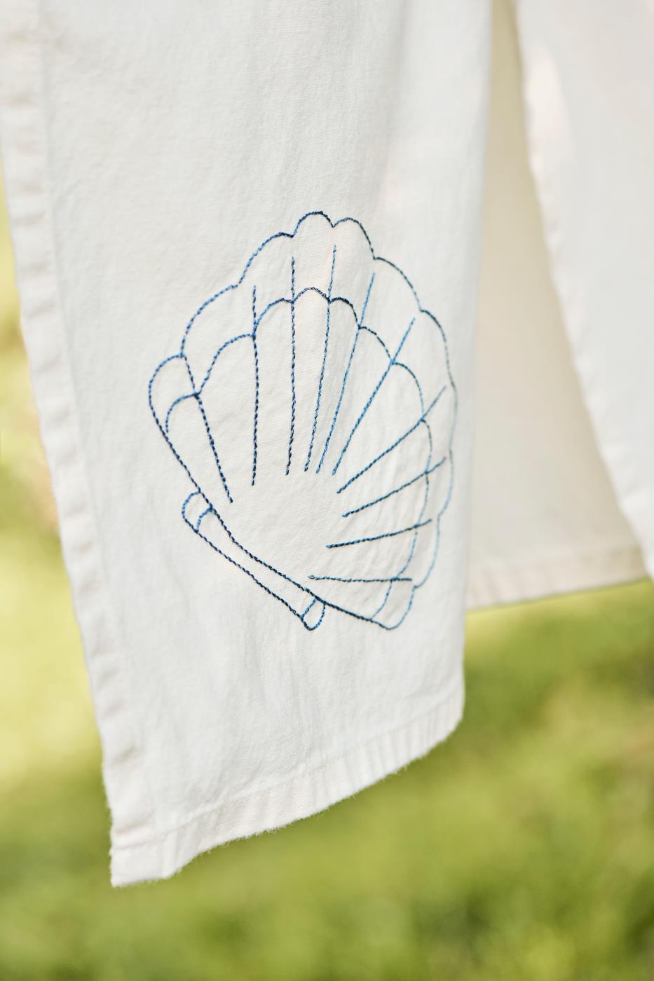 Viskestykke i creme med blå musling broderet - køb hos butikalrum.dk