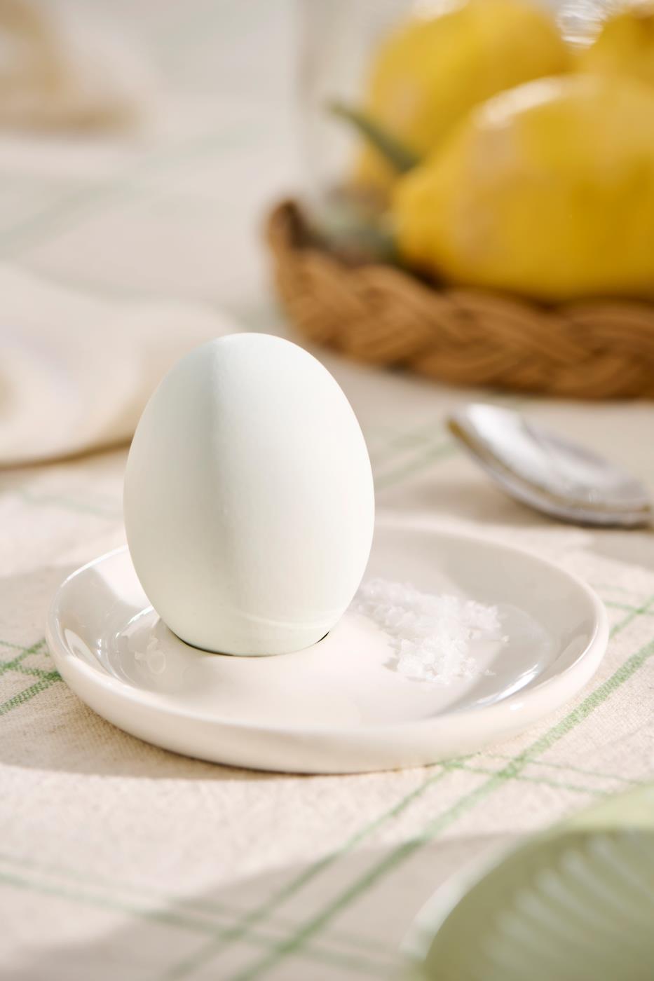 Hvid æggebærer "Elegance" i porcelæn med plads til salt – stilfuldt design til dit morgenbord. Find den hos Butikalrum.