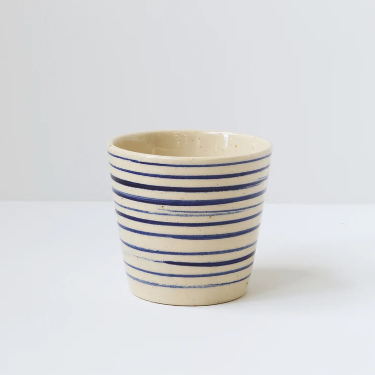 Ø-kop Original i Blue Pinstripes, håndlavet bornholmsk keramik Ø7,5 cm – køb hos butikalrum.dk.