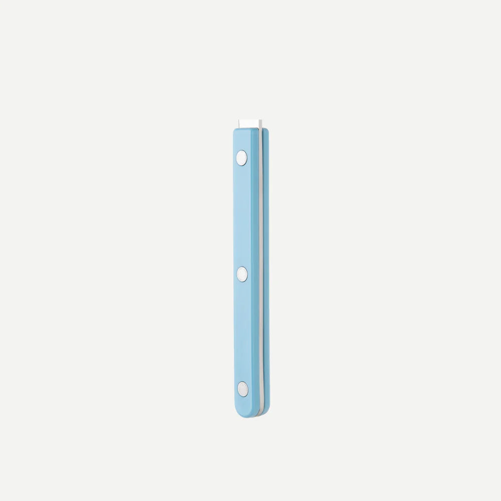 Sabre Bistrot spiseske i pastelblå med synlige nitter og blank finish – inspireret af franske caféer.