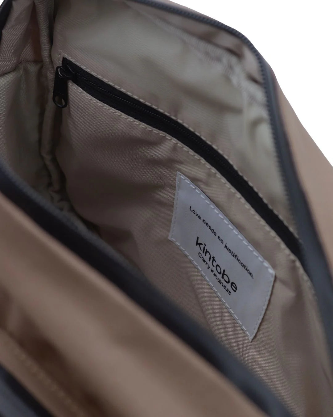 Miles messengertaske i brun farve Scandi Taupe fra Kintobe – kompakt, bæredygtig taske med justerbar rem og flere rum.