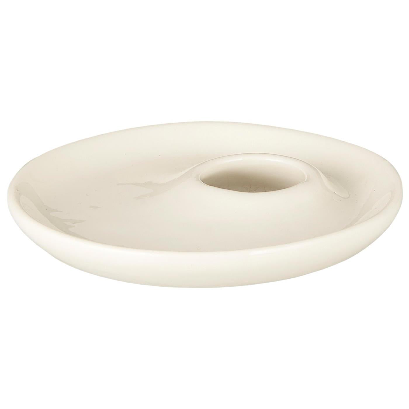 Hvid æggebærer "Elegance" i porcelæn med plads til salt – stilfuldt design til dit morgenbord. Find den hos Butikalrum.