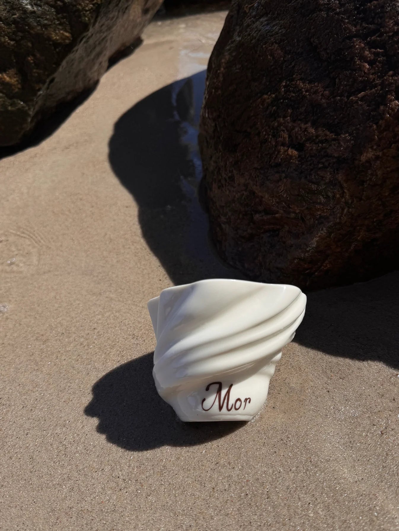 Håndlavet Svanekop fra Studio Aarhus med teksten 'mor' til mors dags gave. Kan indeholde 230 ml - køb hos butikalrum.dk