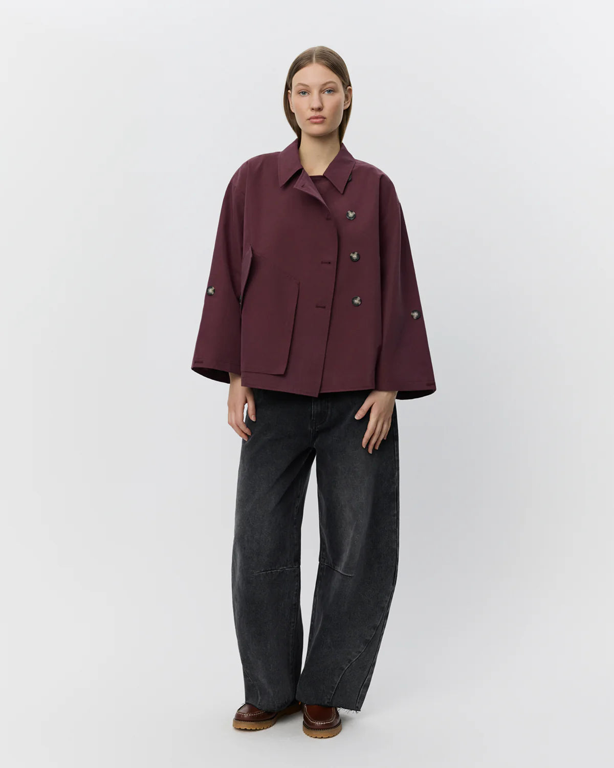 Kort jakke i burgundy fra Sofie Schnoor med krave, knaplukning og stor frontlomme – regular fit