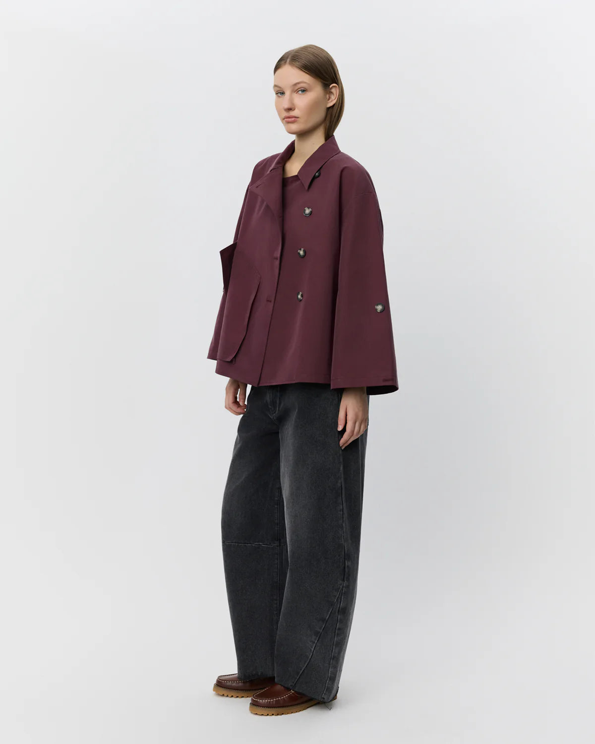 Kort jakke i burgundy fra Sofie Schnoor med krave, knaplukning og stor frontlomme – regular fit