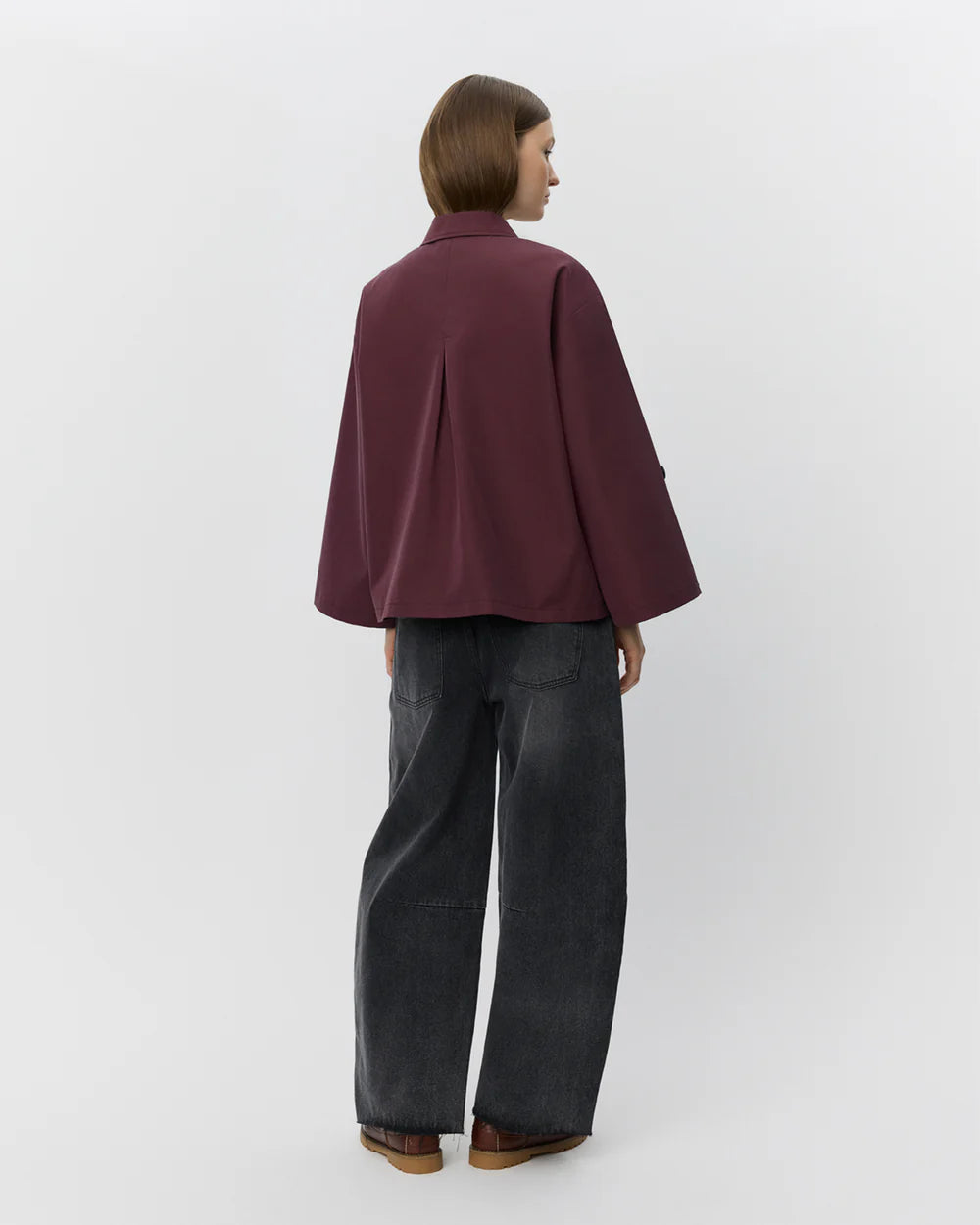 Kort jakke i burgundy fra Sofie Schnoor med krave, knaplukning og stor frontlomme – regular fit