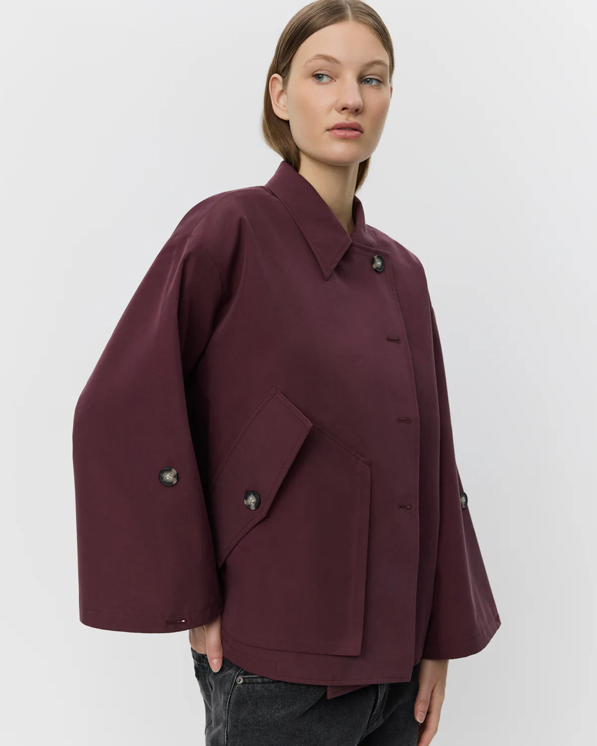 Kort jakke i burgundy fra Sofie Schnoor med krave, knaplukning og stor frontlomme – regular fit