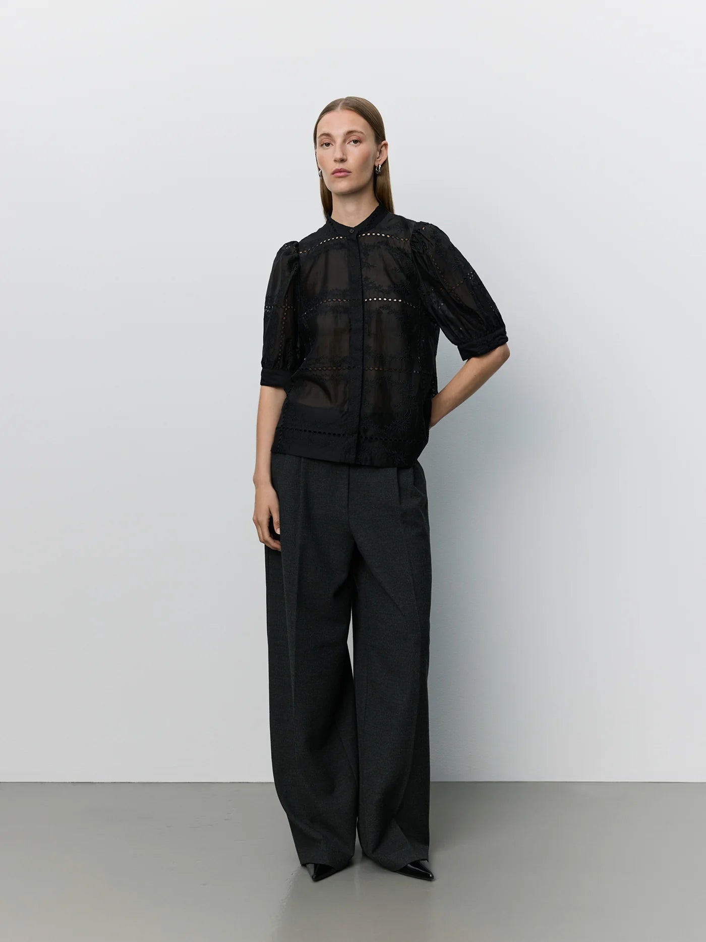 ALESSIASW bluse fra Sofie Schnoor i Black med broderie anglaise, korte pufærmer og smockdetaljer – køb hos butikalrum.dk.