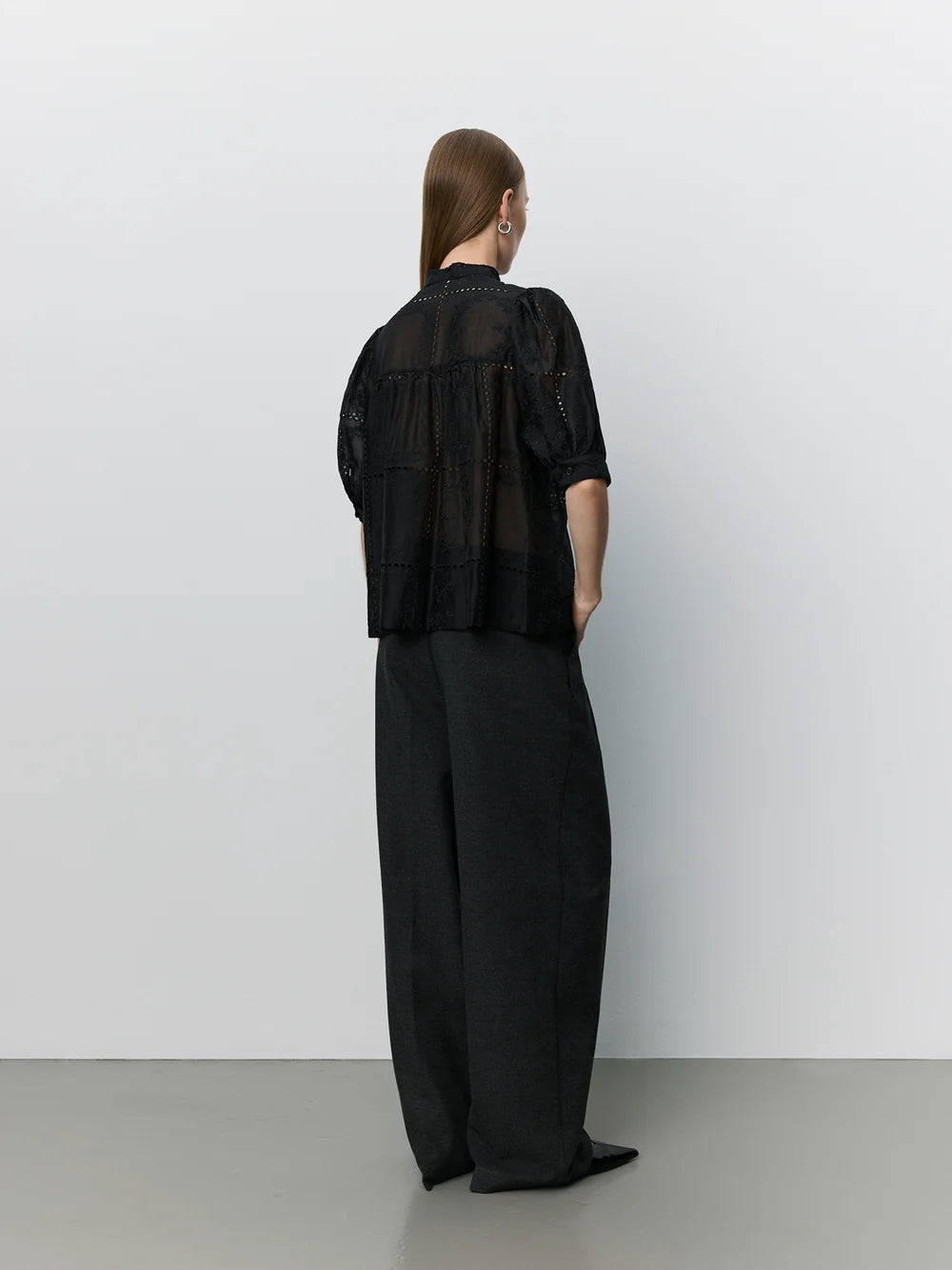 ALESSIASW bluse fra Sofie Schnoor i Black med broderie anglaise, korte pufærmer og smockdetaljer – køb hos butikalrum.dk.