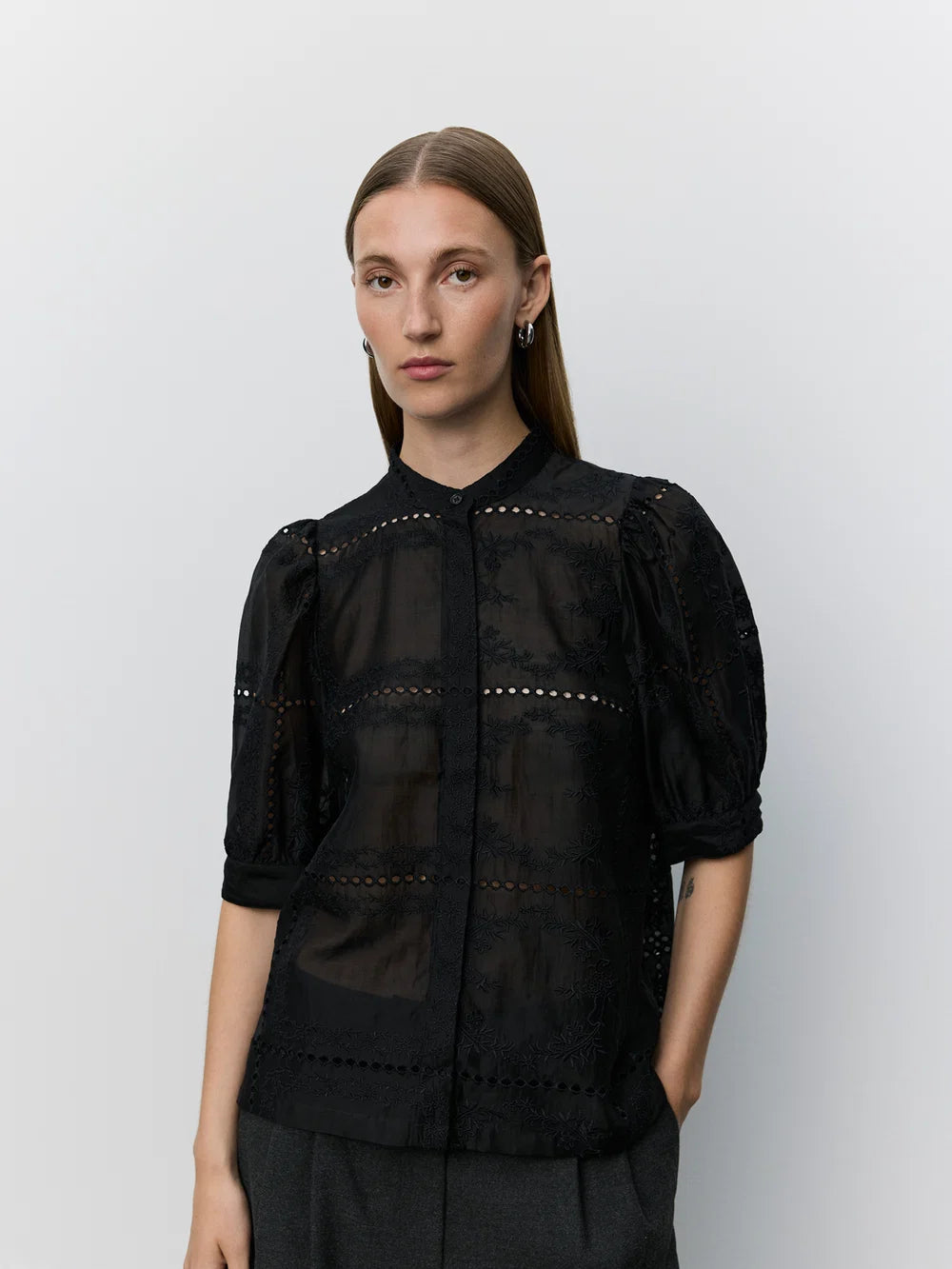 ALESSIASW bluse fra Sofie Schnoor i Black med broderie anglaise, korte pufærmer og smockdetaljer – køb hos butikalrum.dk.
