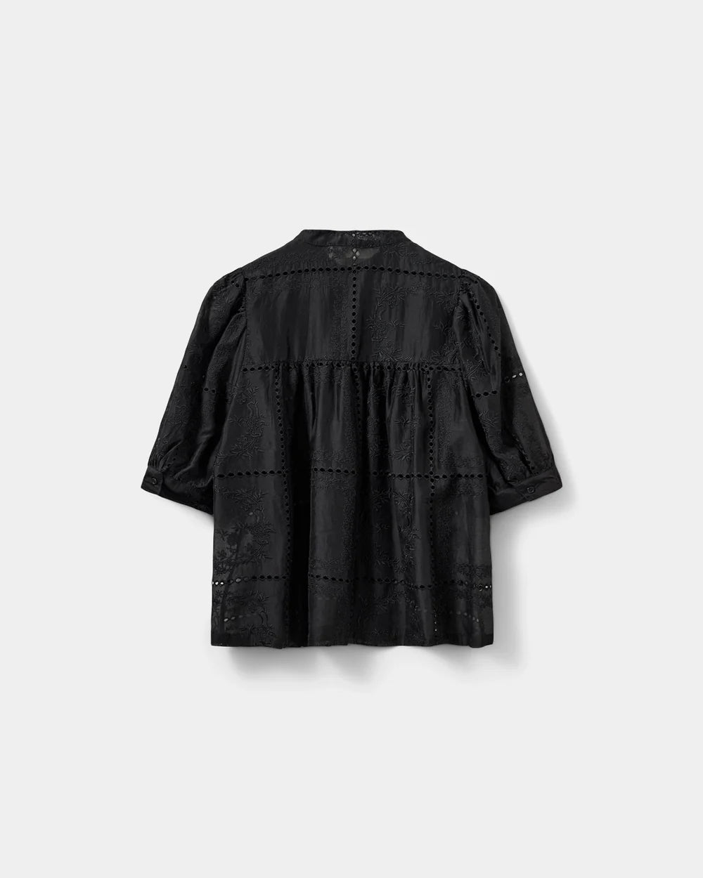ALESSIASW bluse fra Sofie Schnoor i Black med broderie anglaise, korte pufærmer og smockdetaljer – køb hos butikalrum.dk.