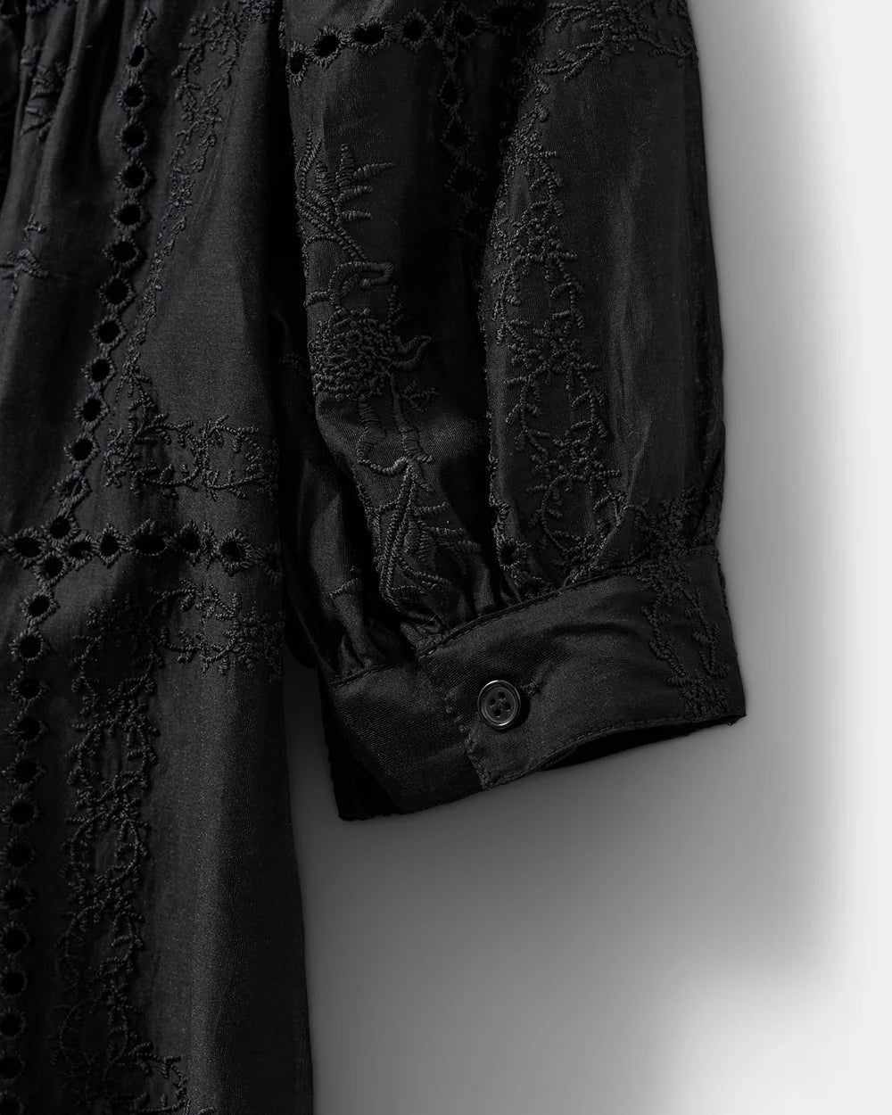 ALESSIASW bluse fra Sofie Schnoor i Black med broderie anglaise, korte pufærmer og smockdetaljer – køb hos butikalrum.dk.