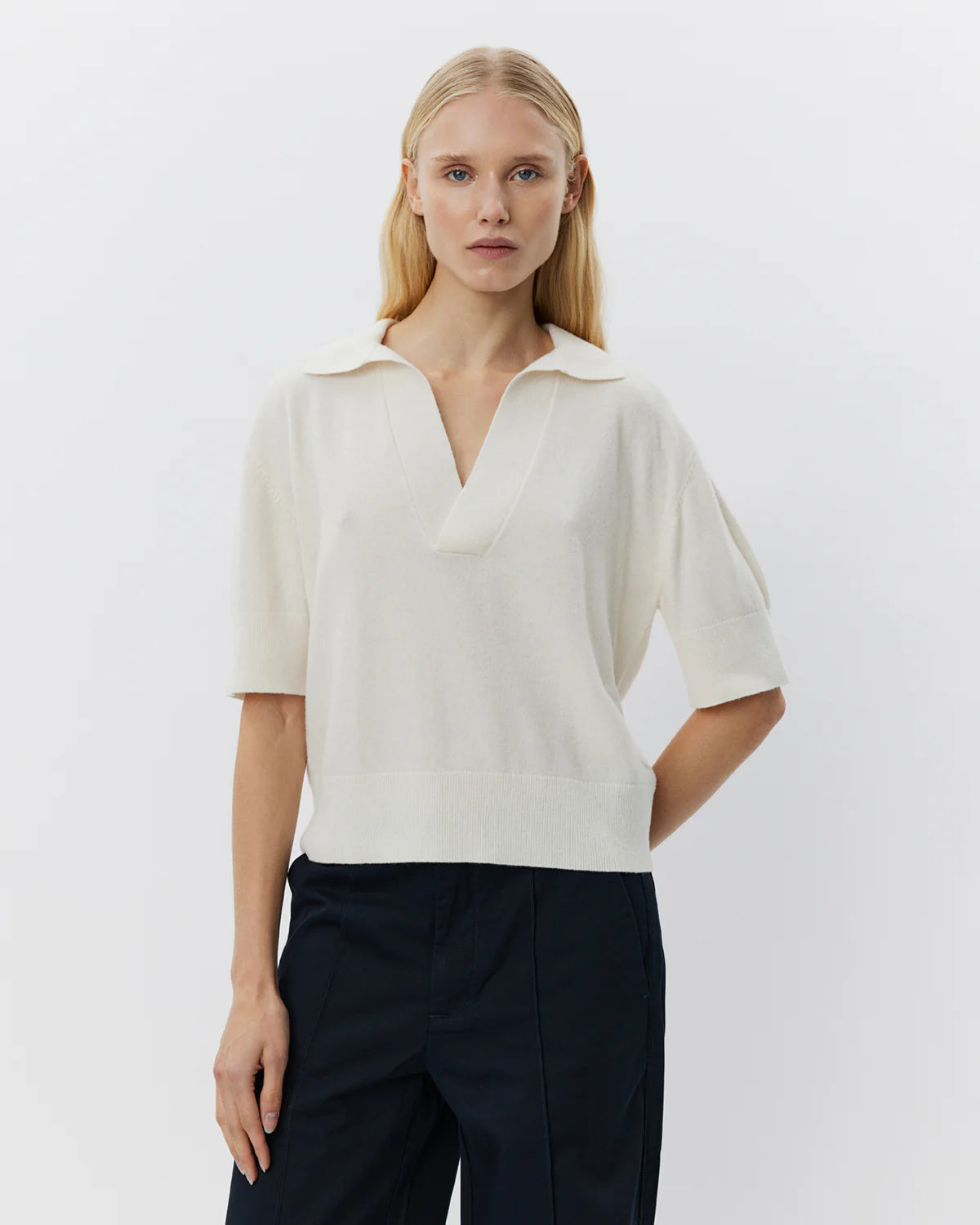 AMALYSW polostrik fra Sofie Schnoor i off white – med V-udskæring, krave og korte ærmer i 100% merinould