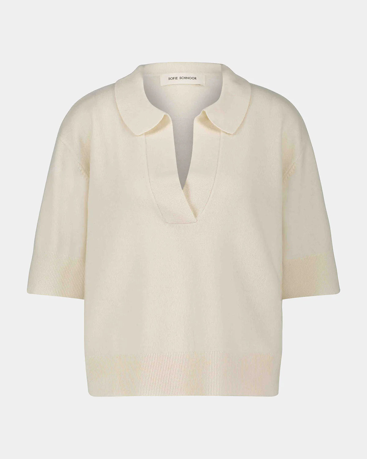 AMALYSW polostrik fra Sofie Schnoor i off white – med V-udskæring, krave og korte ærmer i 100% merinould