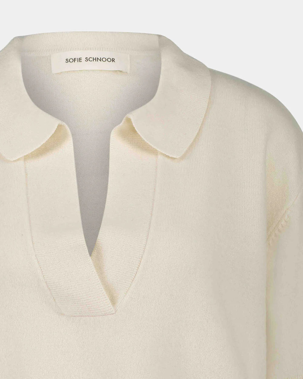 AMALYSW polostrik fra Sofie Schnoor i off white – med V-udskæring, krave og korte ærmer i 100% merinould