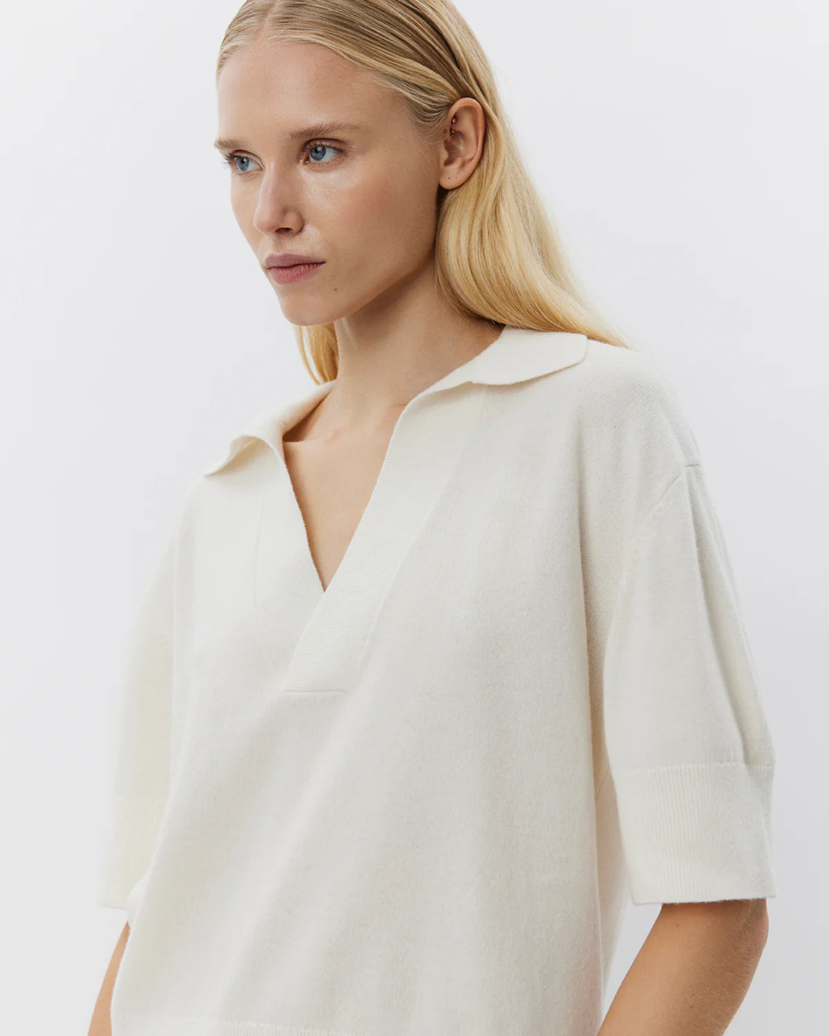 AMALYSW polostrik fra Sofie Schnoor i off white – med V-udskæring, krave og korte ærmer i 100% merinould