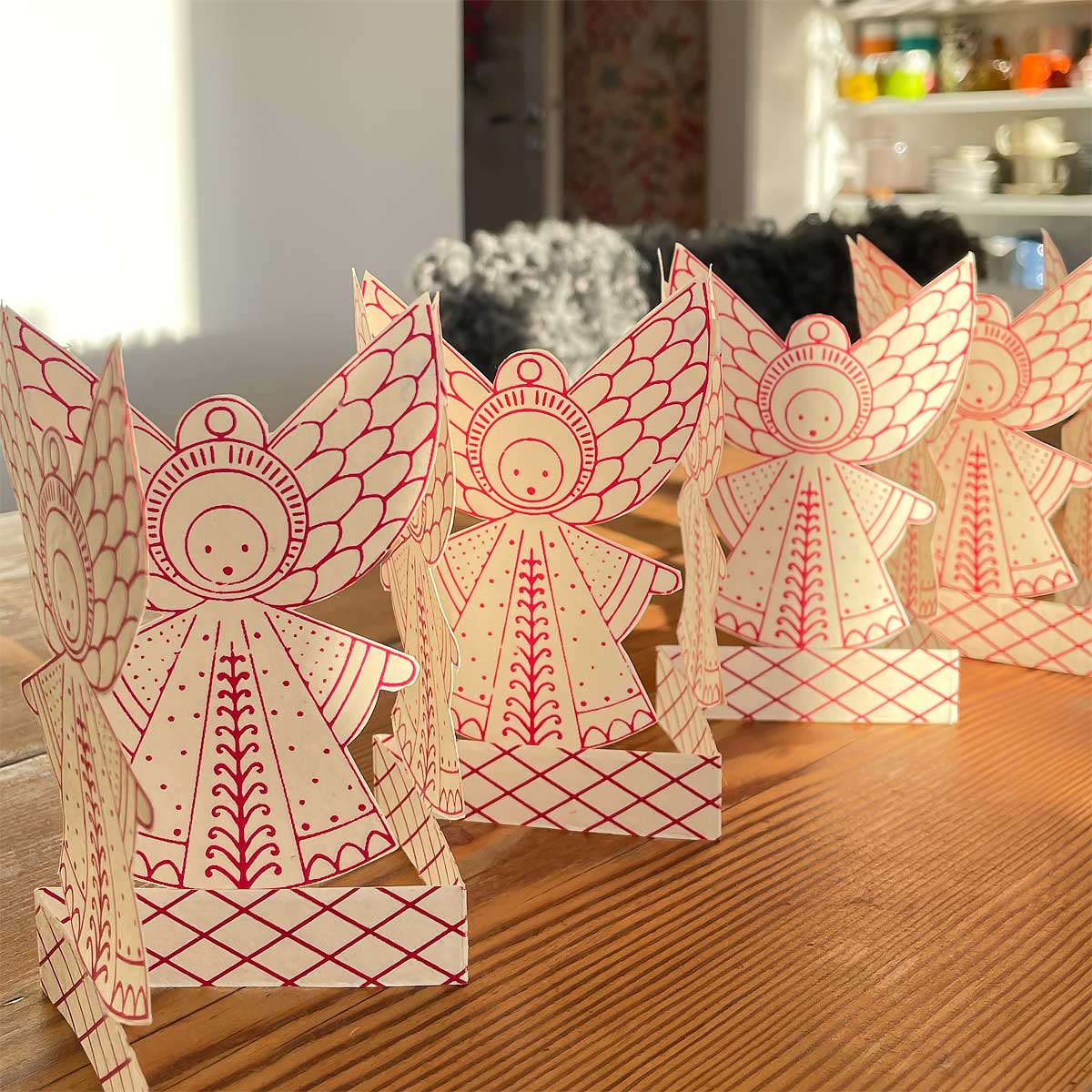 Folklore Angel Decoration i håndlavet papir, ca. 60 x 11 cm, selvstående julepynt – køb hos butikalrum.dk.