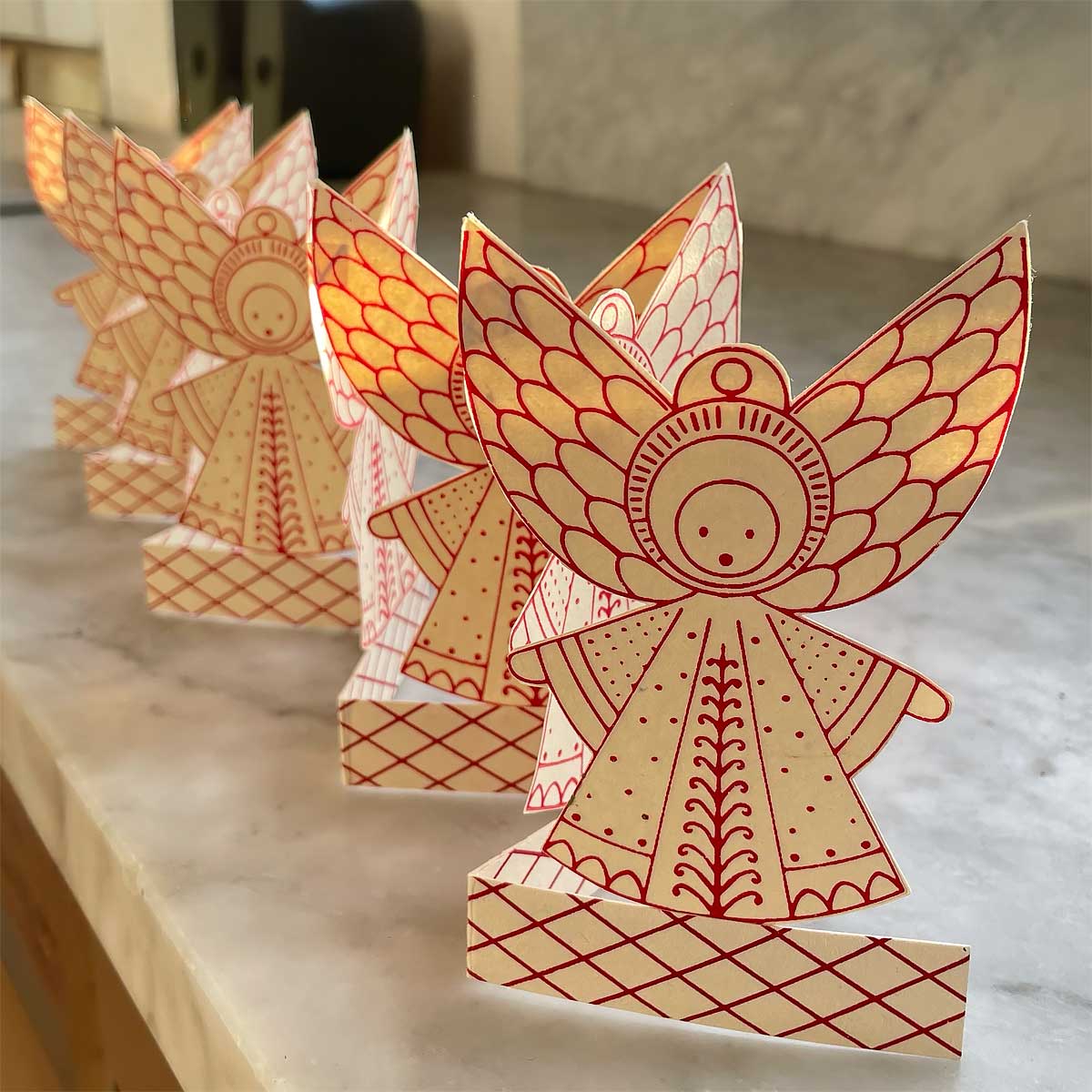 Folklore Angel Decoration i håndlavet papir, ca. 60 x 11 cm, selvstående julepynt – køb hos butikalrum.dk.