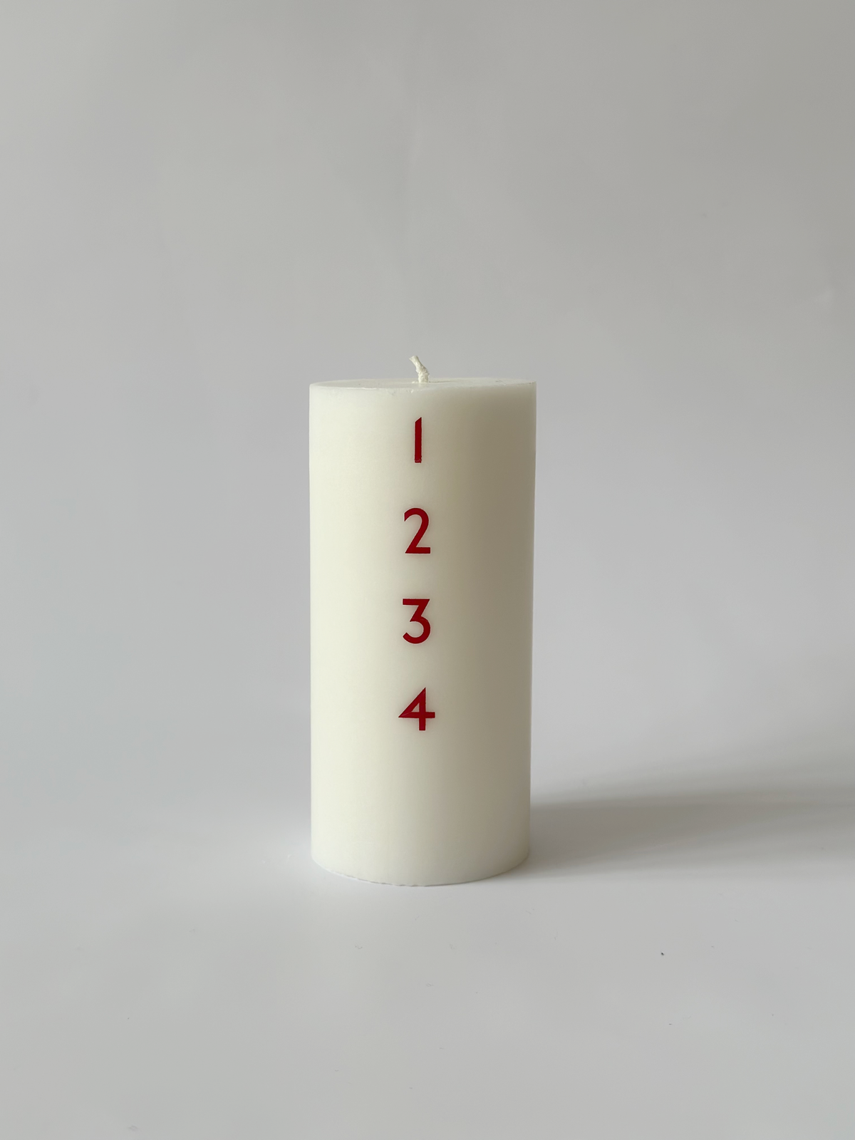 Julelys fra ÅBENLYS i stearin og soyavoks, 7 x 15 cm med ca. 80 timers brændetid – køb hos butikalrum.dk.
