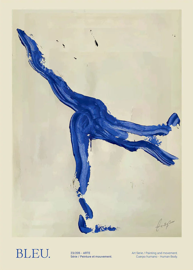Abstrakt plakat i blå toner af Lucrecia Rey Caro – køb i 30x40, 50x70 og 70x100 cm hos butikalrum.dk