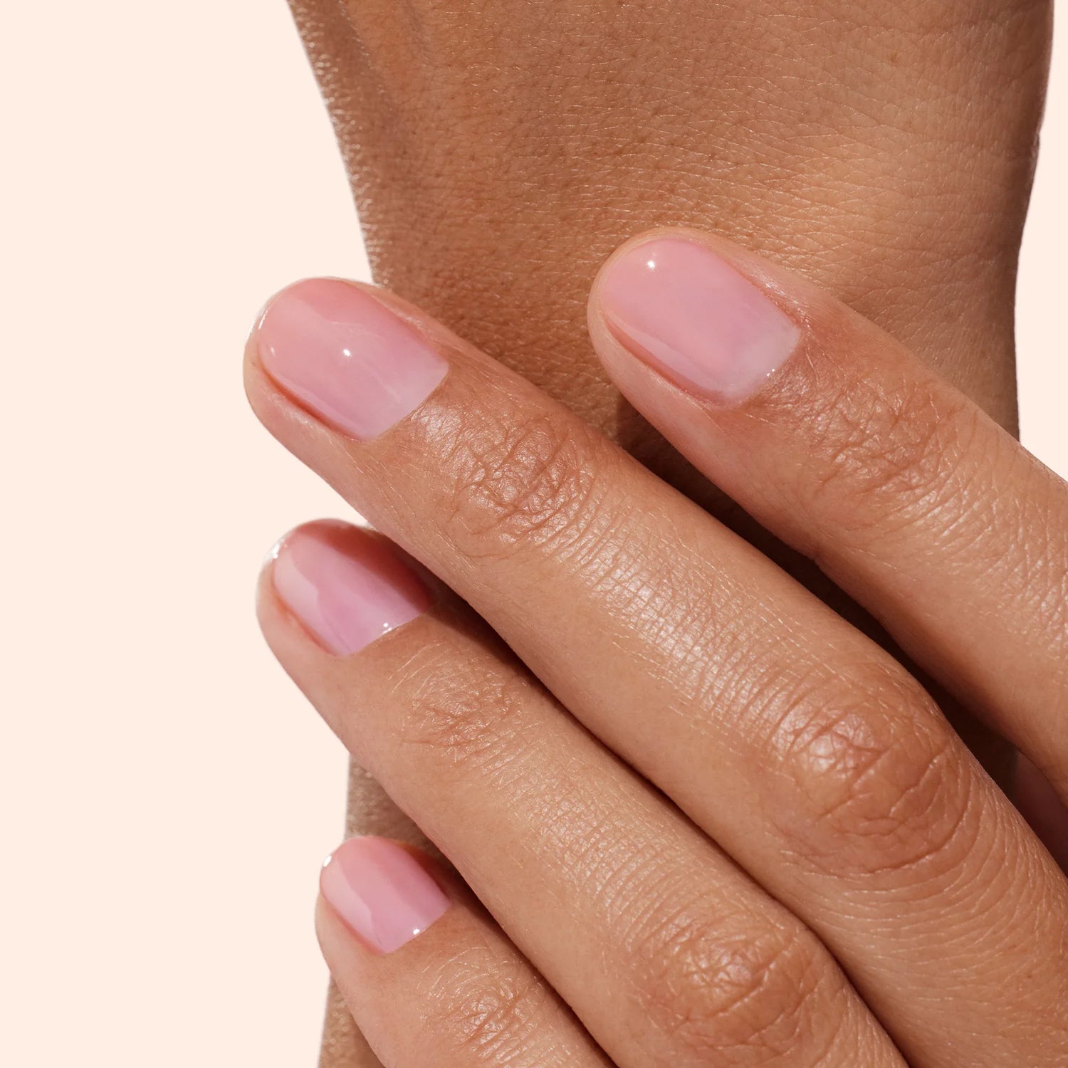 Neglepleje og gloss-effekt fra Active Glow Blueberry, tilgængelig hos butikalrum.dk – nærer og giver naturlig glans til neglene.
