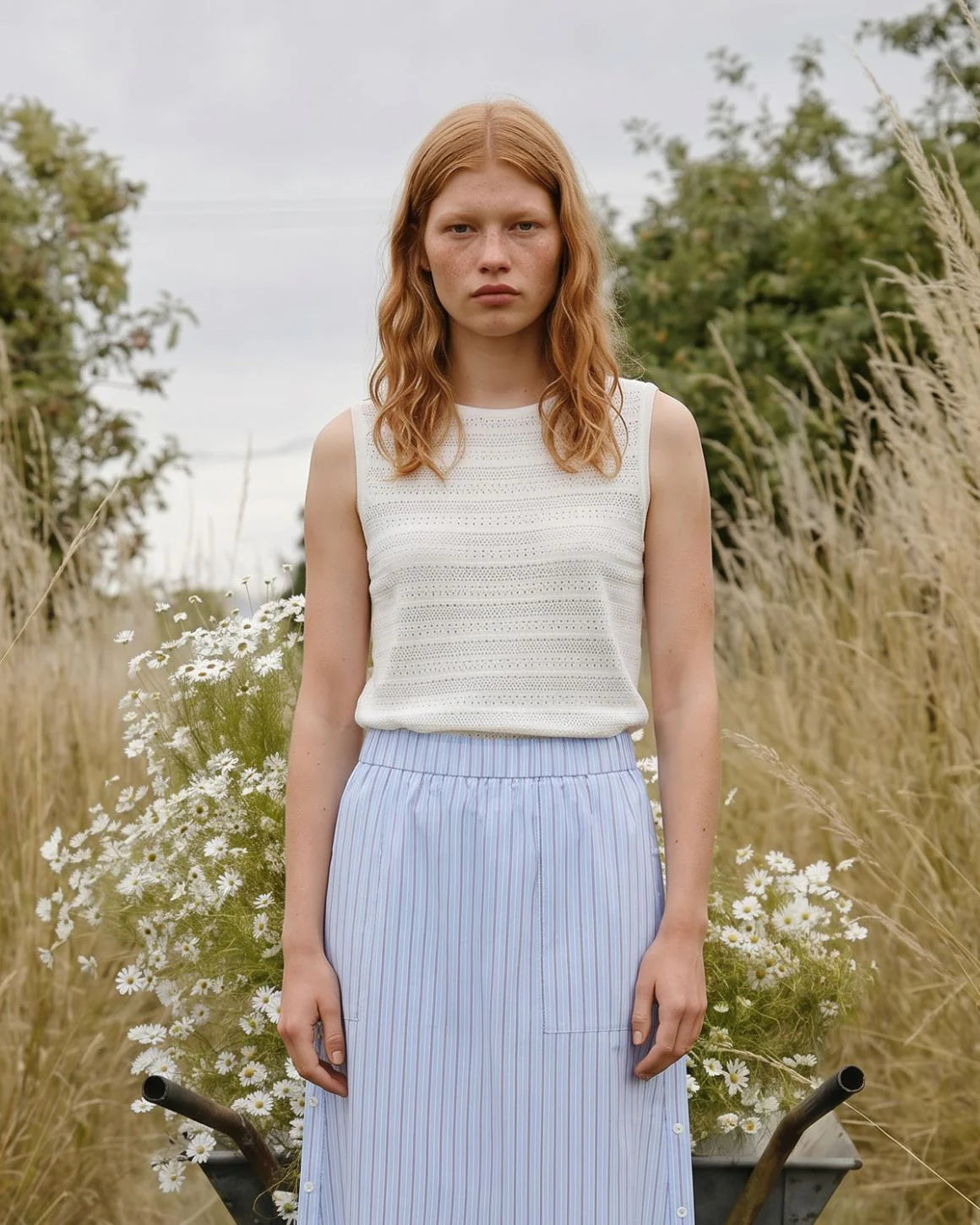 Ærmeløs strik top i off white fra LA RŌUGE i 100 procent viskose med elegant mønster og let pasform - køb hos butikalrum.dk