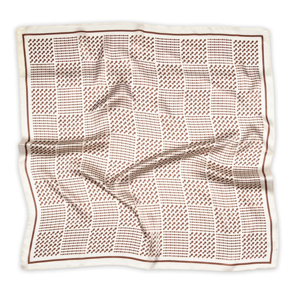 Amanda Silk Scarf fra MPWoman i Cream med grafisk ternemønster, 100% silke og størrelse 68 x 68 cm.
