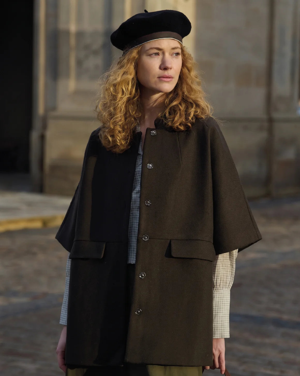 Anette Wool Cape - Short fra La Rouge i Forest Green med kinakrave, korte ærmer og elegant taljesnit.