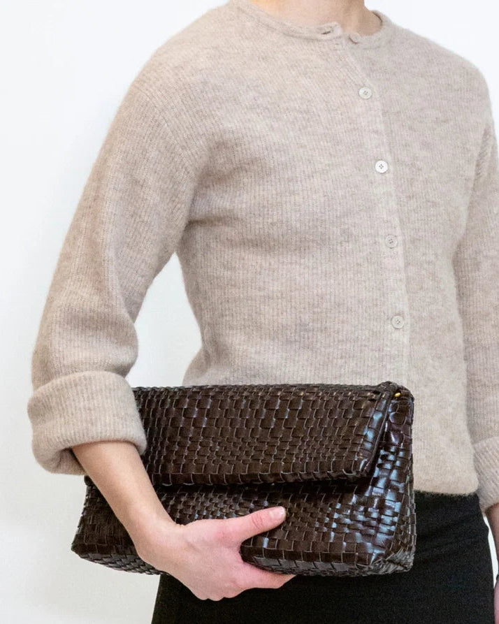Arlene Braided Raw fra HVISK i Umber Brown med flettet design og justerbar rem – køb hos butikalrum.dk.