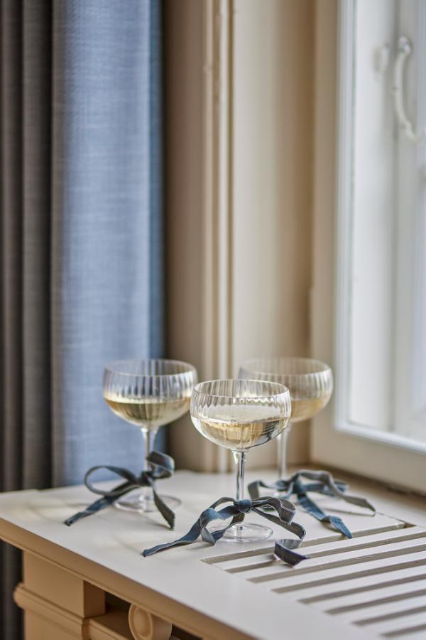 Astrid champagneglas i mundblæst glas – køb hos butikalrum.dk