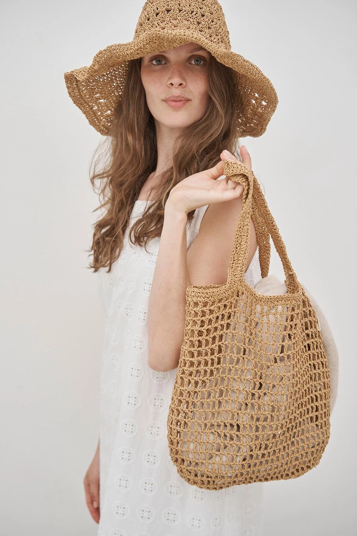 Håndlavet raffia taske fra Care By Me perfekt til sommer og kan matches med hat fra samme serie - køb hos butikalrum.dk
