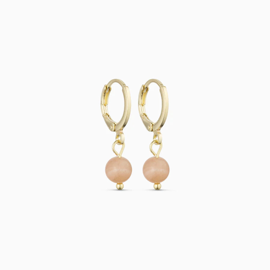 Ava sunstone huggie øreringe fra Soï Copenhagen med varme gyldne sten og elegant design